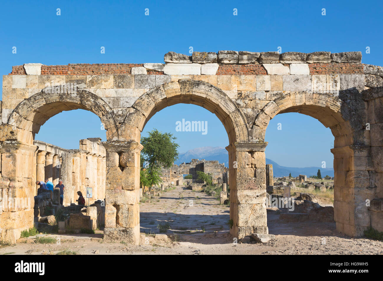 Hierapolis, Provinz Denizli, Türkei.  Ruinen der antiken Stadt.  Die nördlichen Roman Gate, auch bekannt als das Domitian Tor oder Domitian Bogen, oder die Stockfoto
