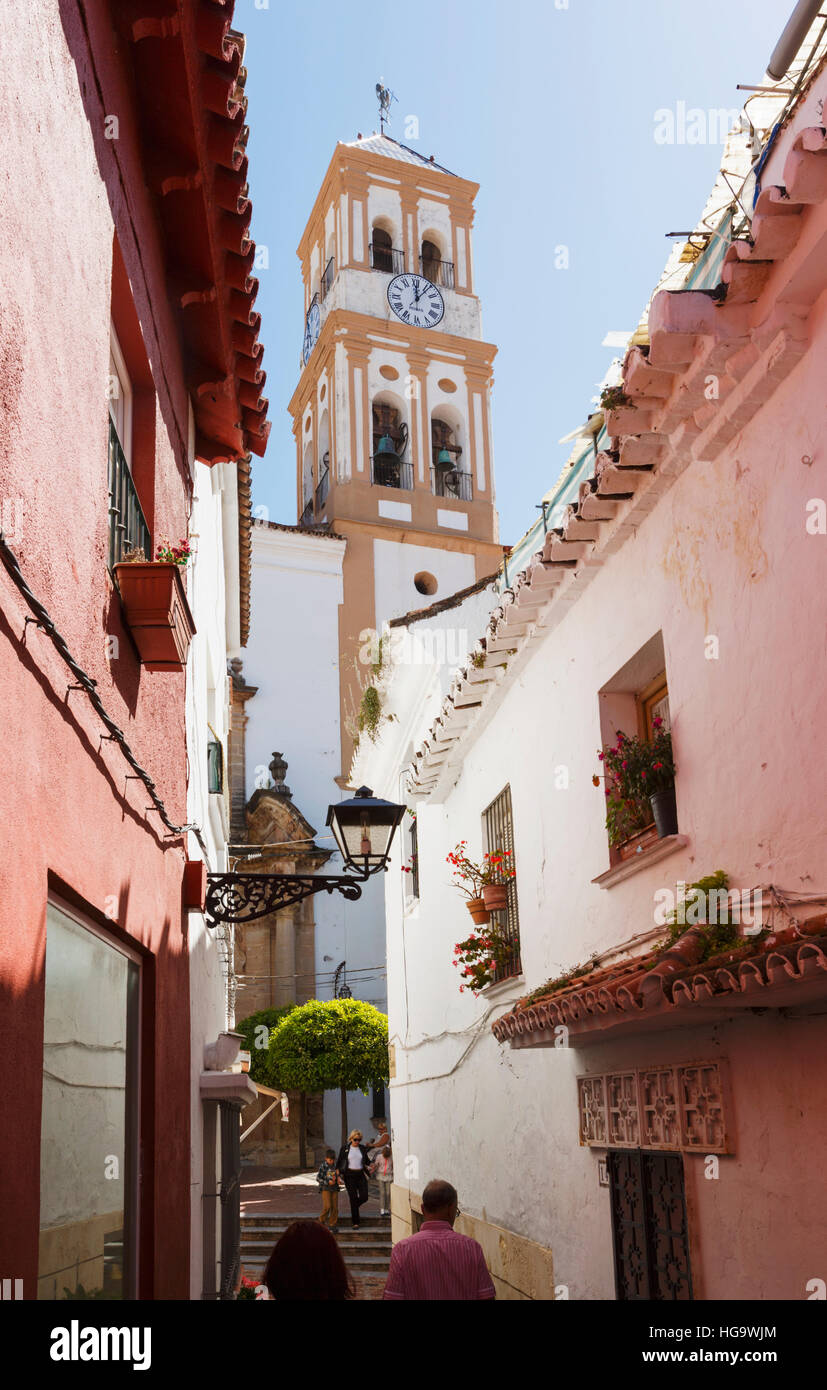 Marbella, Costa Del Sol, Provinz Malaga, Andalulusia, Südspanien.  Bell Tower von Nuestra Señora De La Encarnacion Kirche in der Altstadt. Stockfoto