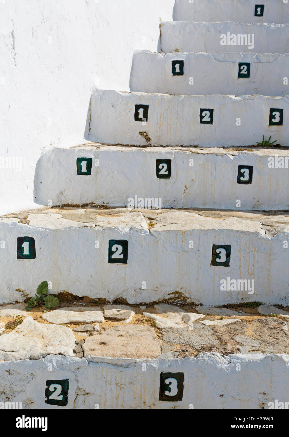 Mijas Costa Del Sol, Provinz Malaga, Andalulusia, Südspanien.  Typisch weiß getünchten Bergstadt.  Beliebte touristische besuchen.  Nummerierte Sitzplätze in der Stockfoto