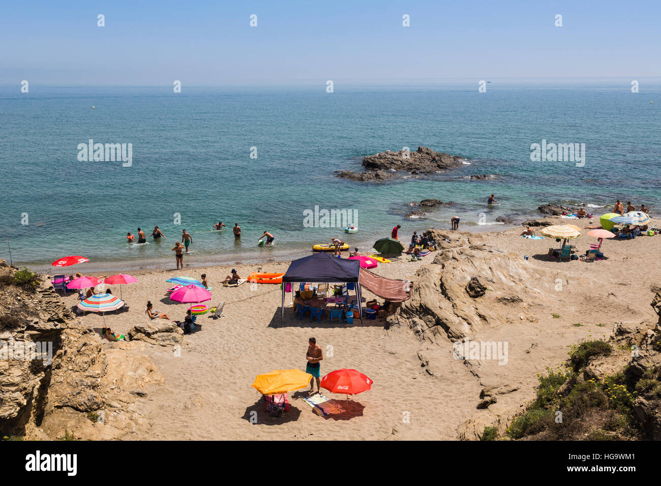 Mijas Costa, Costa Del Sol, Provinz Malaga, Andalusien, Südspanien.  Piedra del Cura Strand. Stockfoto