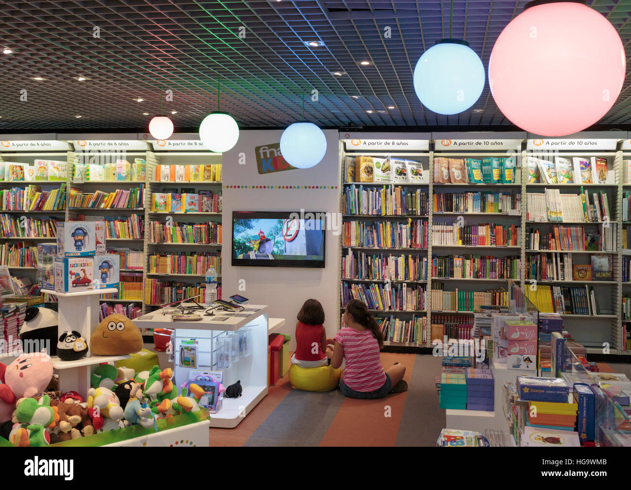 Marbella, Costa Del Sol, Provinz Malaga, Andalusien, Südspanien.  La Canada Shopping Centre.  Kinder vor dem Fernseher in der Kinder Leuchtstoffröhre Stockfoto