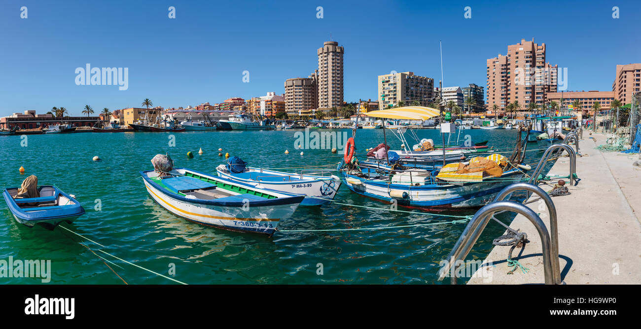Fuengirola, Costa Del Sol, Provinz Malaga, Andalusien, Südspanien.  Boote im Fischerhafen. Stockfoto