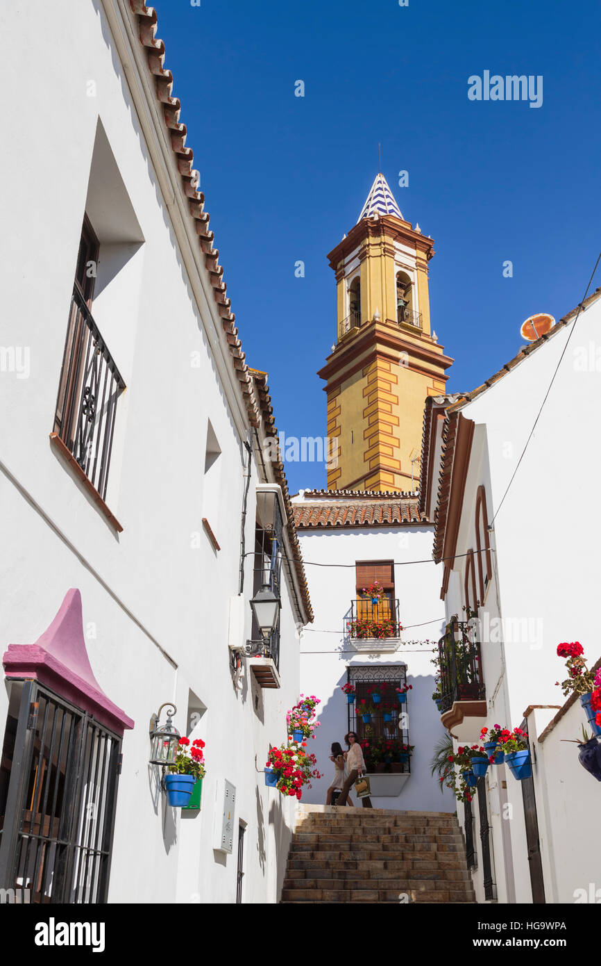 Estepona, Costa Del Sol, Provinz Malaga, Andalusien, Südspanien.  Kirche.  Turm der Iglesia de Nuestra Señora de Los Remedios Kirche Stockfoto