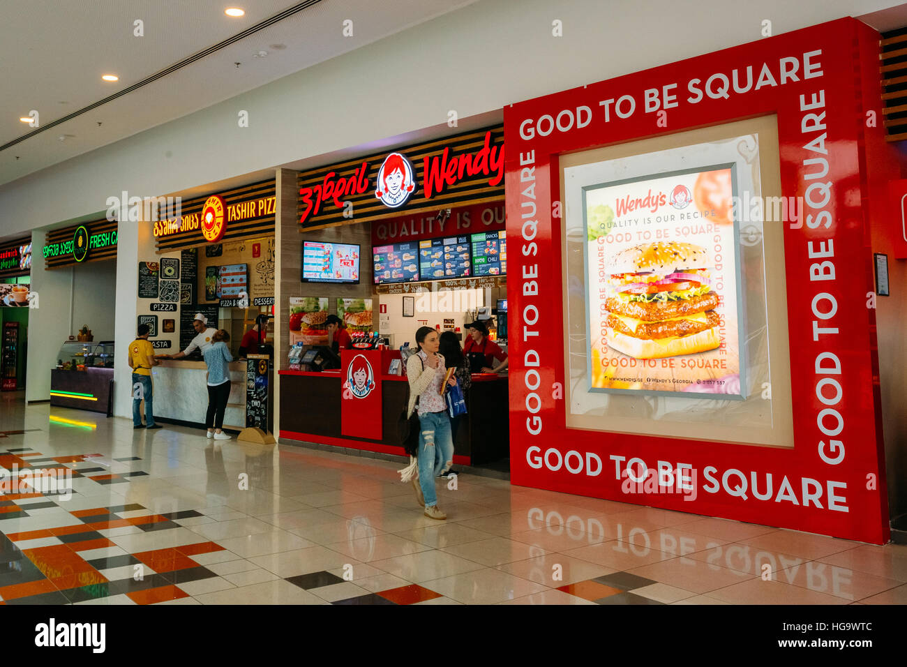 Tiflis, Georgien - 24. Mai 2016: Besucher beliebtes Café Wendy bei der modernen Shopping-Mall East Point Stockfoto