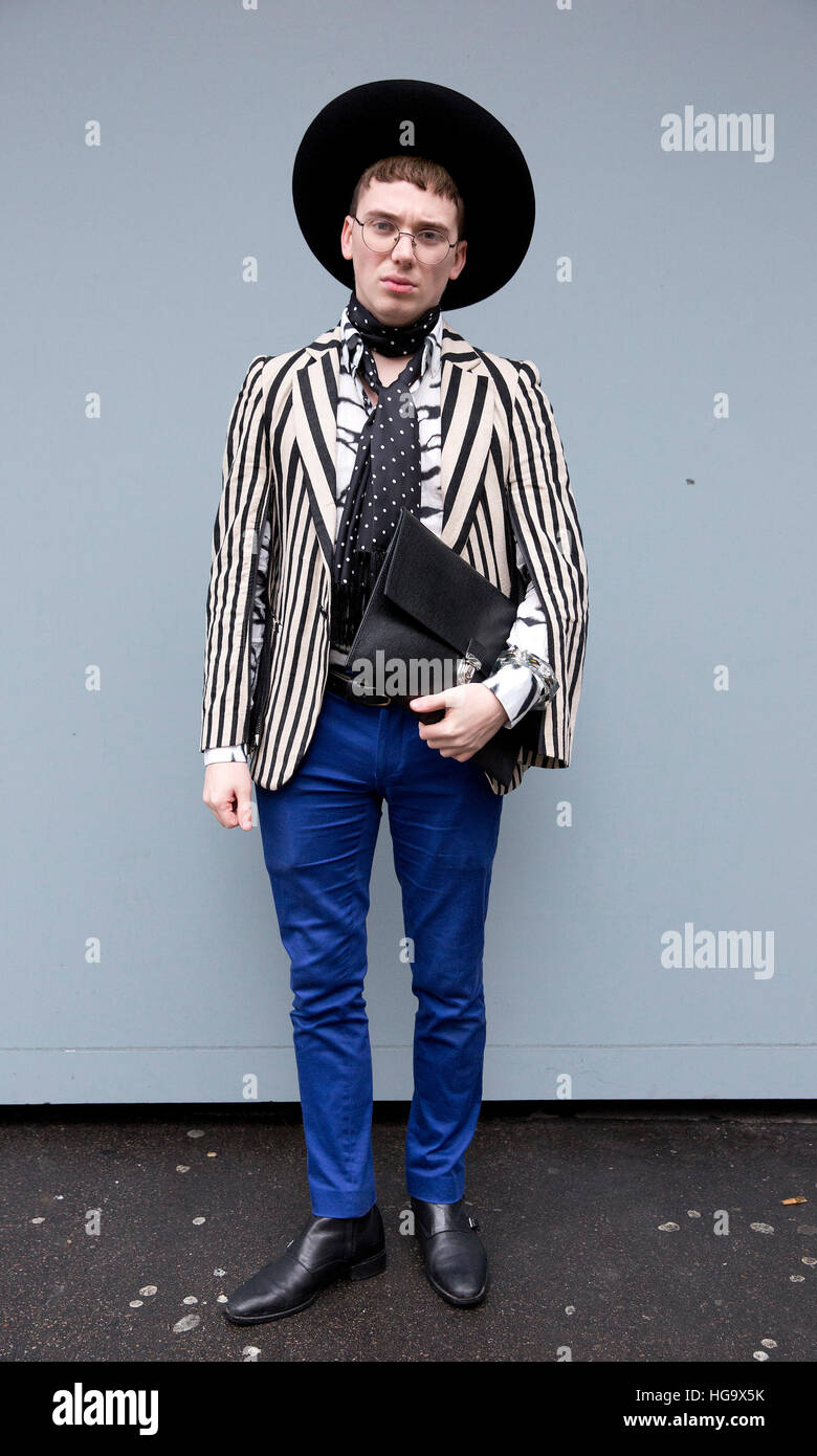 Harry J Bartlett, 23, aus Leeds, trägt einen Hut von Laird & Co, KTZ Jacke, Thomas Garthing Schal, ziemlich grün Hemd und Topman Hose während der London Fashion Woche Men AW17. PRESSEVERBAND Foto. Bild Datum: Samstag, 7. Januar 2017. Bildnachweis sollte lauten: Isabel Infantes / PA Wire Stockfoto