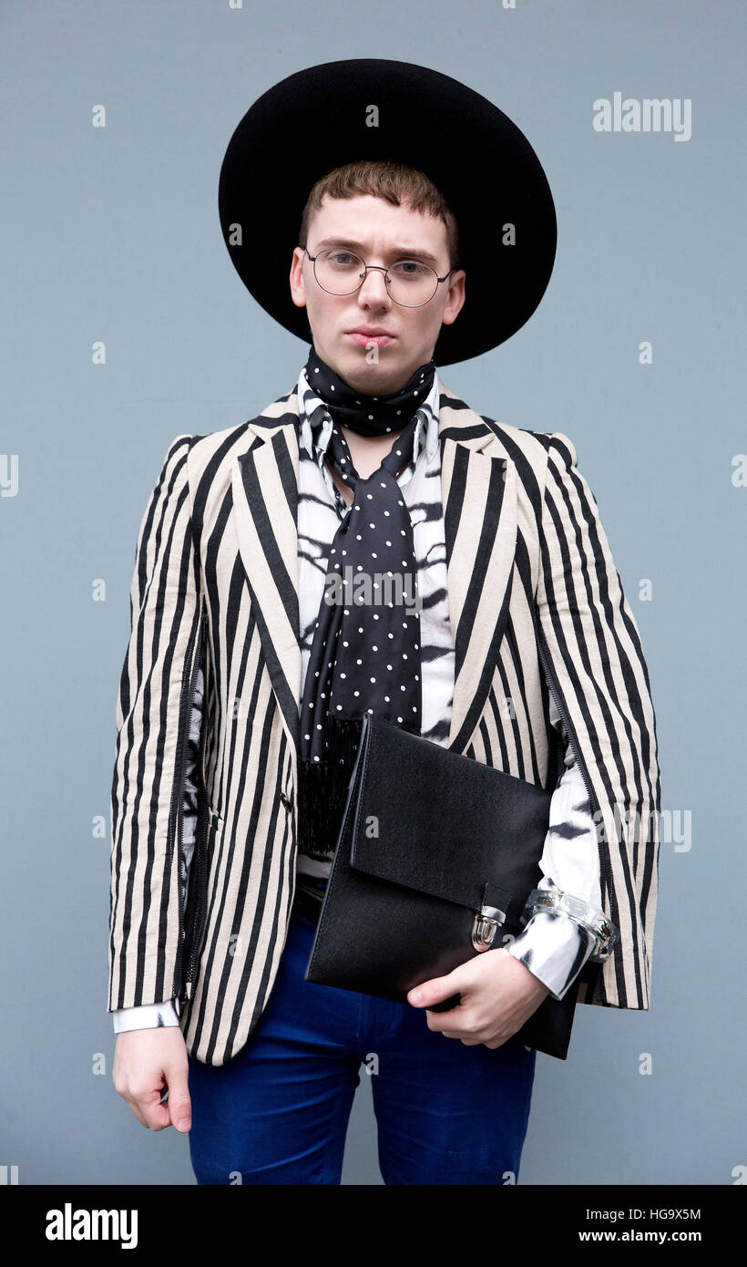 Harry J Bartlett, 23, aus Leeds, trägt einen Hut von Laird & Co, KTZ Jacke, Thomas Garthing Schal, ziemlich grün Hemd und Topman Hose während der London Fashion Woche Men AW17. PRESSEVERBAND Foto. Bild Datum: Samstag, 7. Januar 2017. Bildnachweis sollte lauten: Isabel Infantes / PA Wire Stockfoto