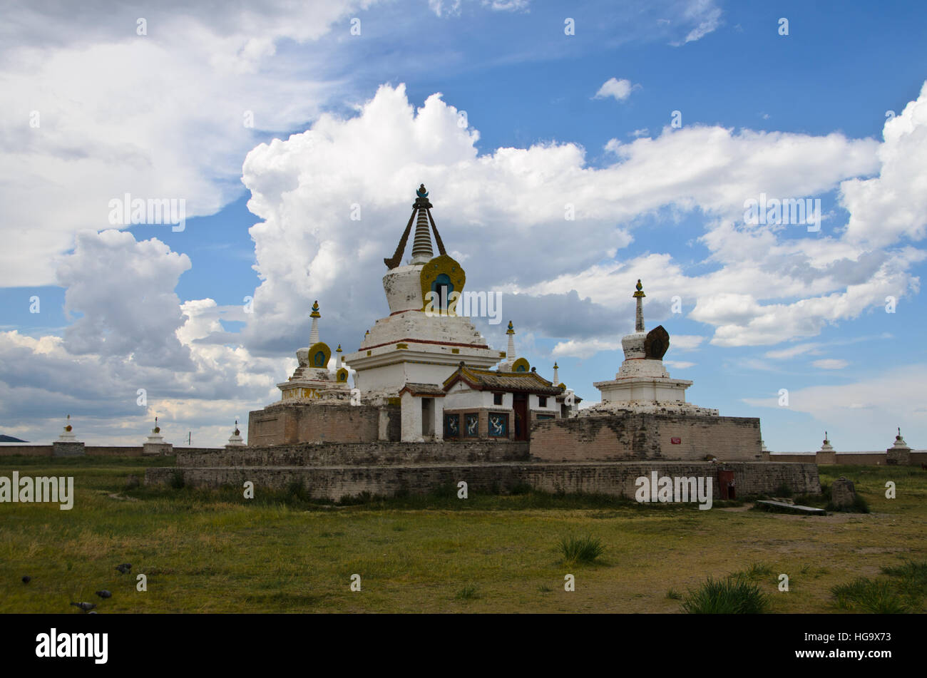 Die weißen Pagoden oder goldenen Stupas im Kloster Erdene Zuu Stockfoto