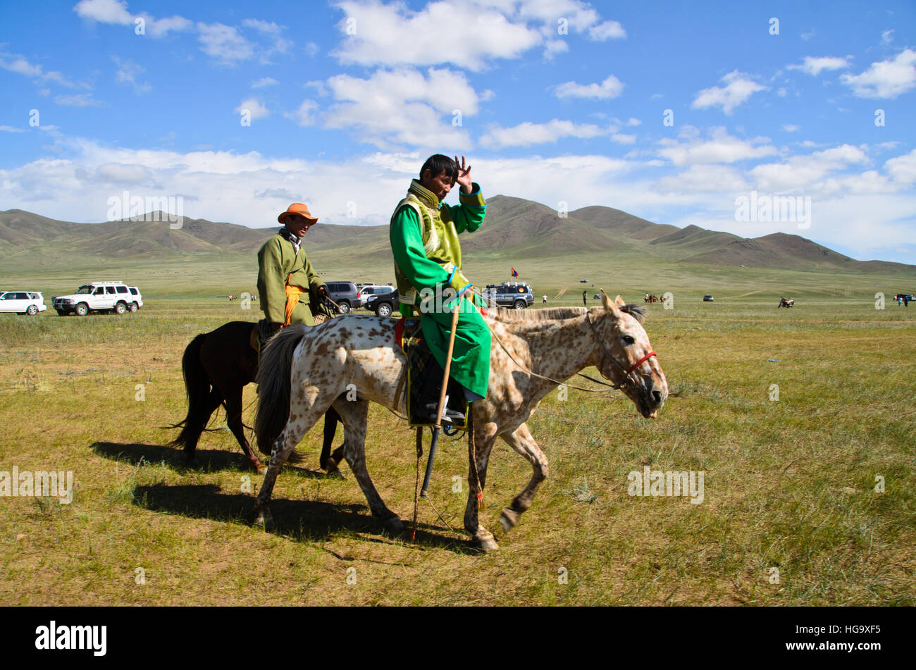 Mongolische Reiter kommen zum Pferderennen Spiel im Naadam-Fest Stockfoto