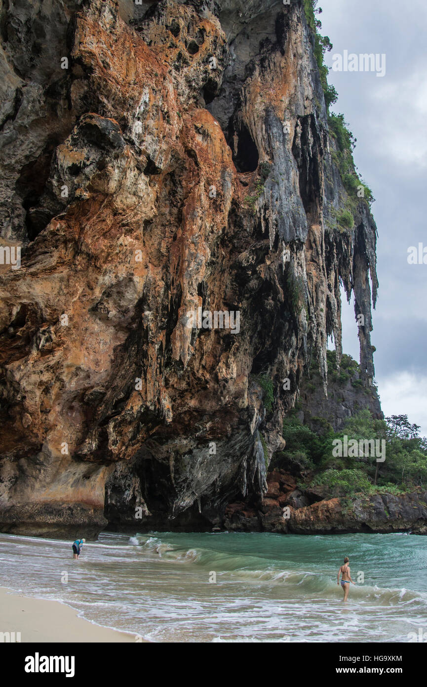 Schöne Felsen Berg und kristallklare Meer bei Krabi, Thailand Stockfoto