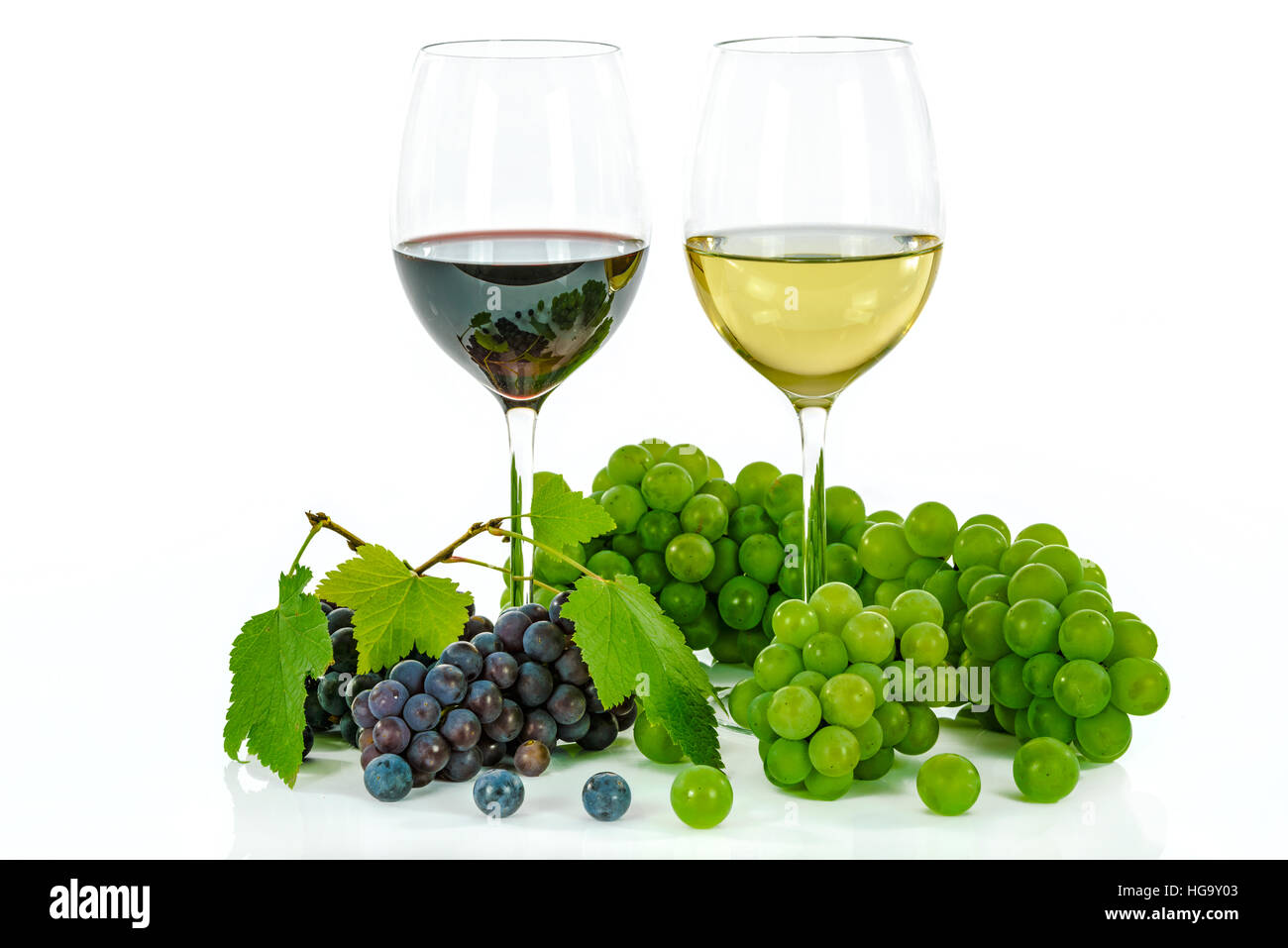 Rot- und Weißwein mit Trauben isoliert auf weißem Hintergrund Stockfoto