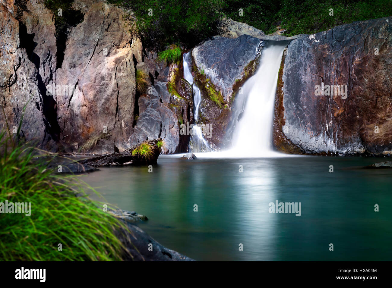 Wasserfall und ruhig Aqua marine friedlichen Teich. Indian Springs, CA Stockfoto