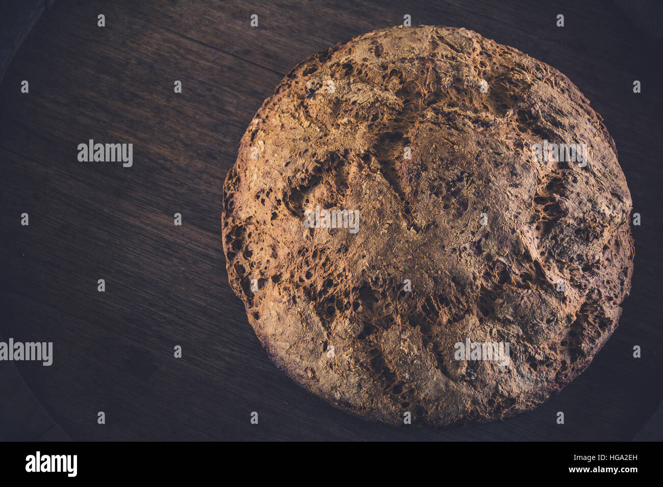 Vintage Muster - selbstgebackenes Brot ohne Hefe, glutenfrei, Backpulver. Öko-Brot auf einem Holzfass. Stockfoto