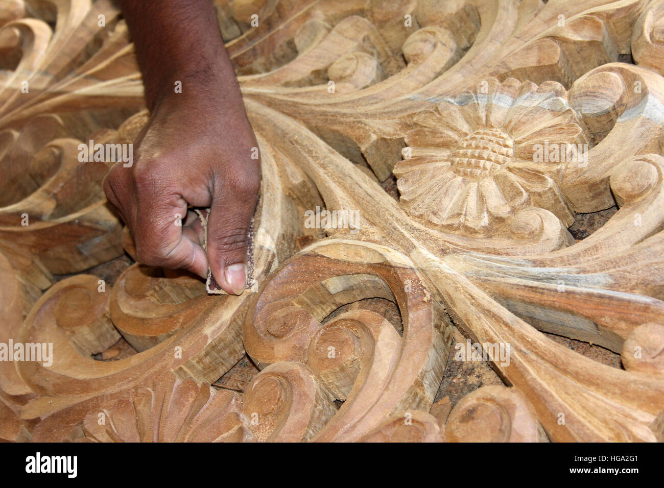 Sri Lankan Tischler Abschleifen eine aus Holz geschnitzte Tür - im Detail Stockfoto