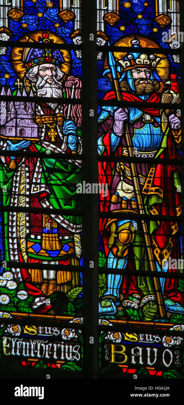 Glasmalerei mit Papst Eleuterus und Saint Bavo, in der Kathedrale von Mechelen, Belgien. Stockfoto