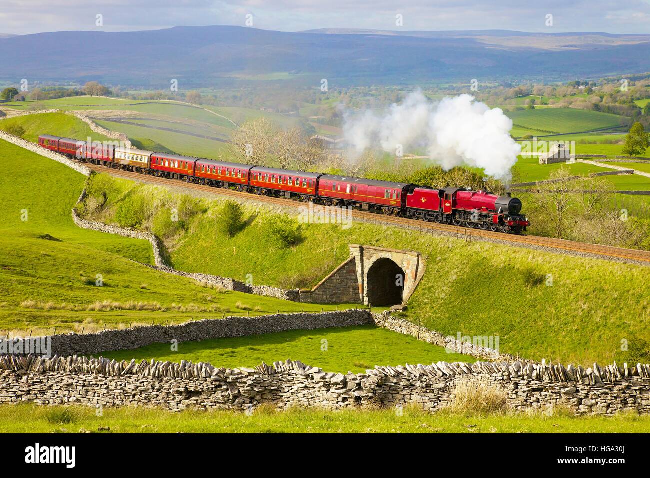 Dampfzug auf der Böschung am Greengate. Kirkby Stephen, machen Sie es sich Carlisle Railway Line, Eden Valley, Cumbria, England, Vereinigtes Königreich, Europa. Stockfoto