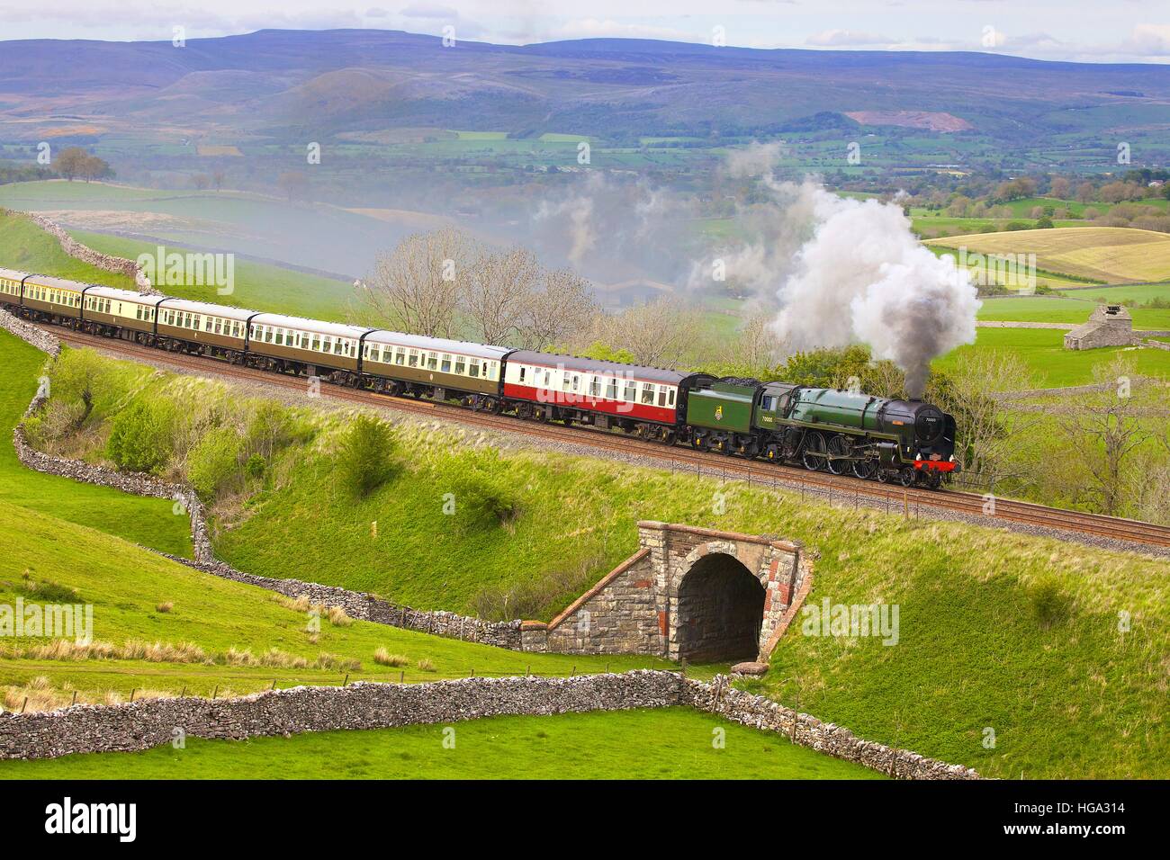 Dampfzug Britannia auf dem Damm an Greengate. Niederzulassen Sie Kirkby Stephen, sich, um Carlisle Railway Line, Eden Valley, Cumbria, England, Vereinigtes Königreich Stockfoto