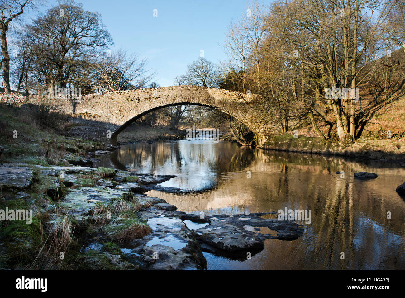 Alten Lastesel-Brücke über den Fluss Ribble an Stainforth, in der Nähe von Settle, North Yorkshire, UK Stockfoto