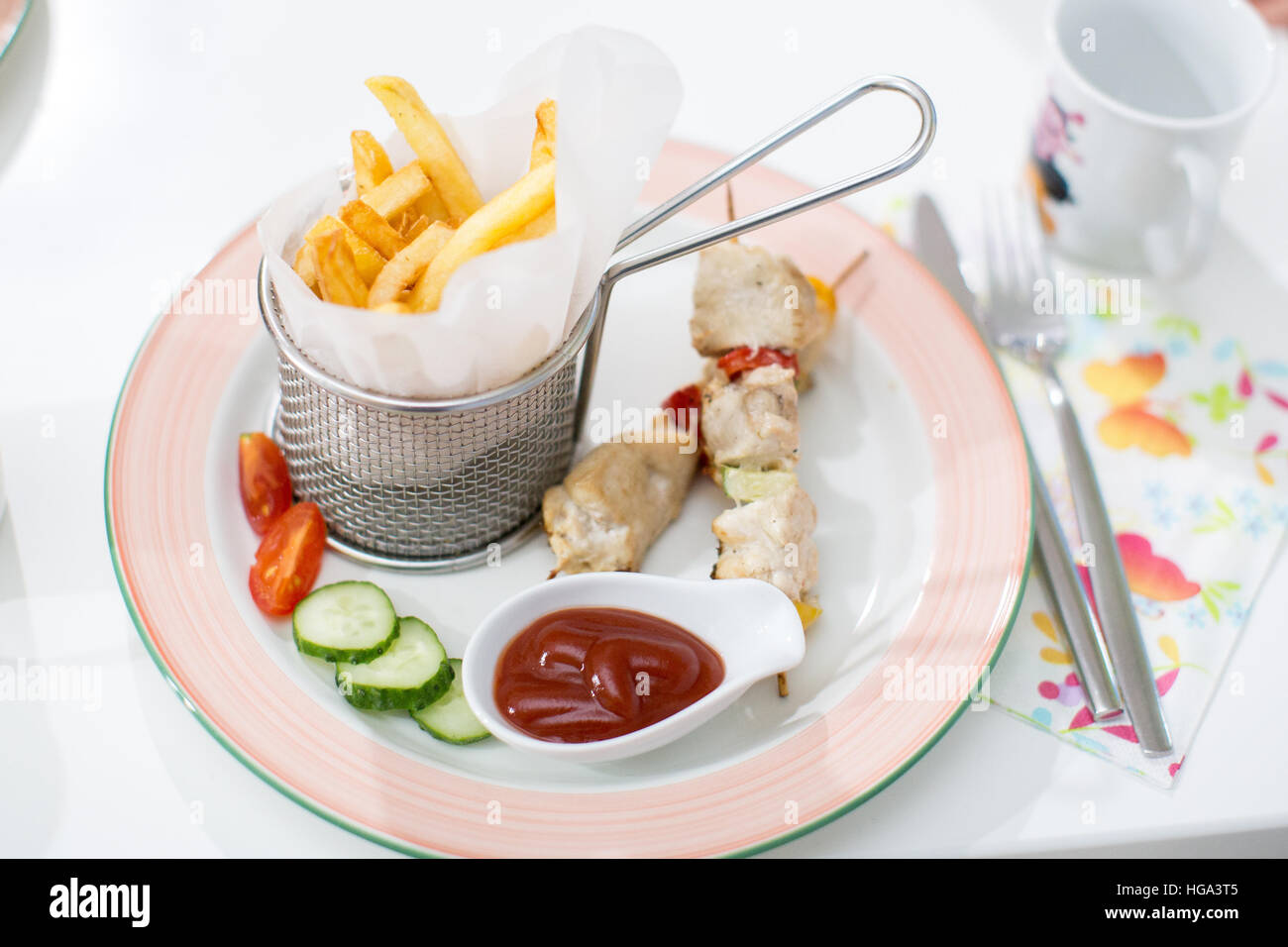 Leckere Pommes Frites mit Barbecue am Kind Geburtstagsparty Stockfoto