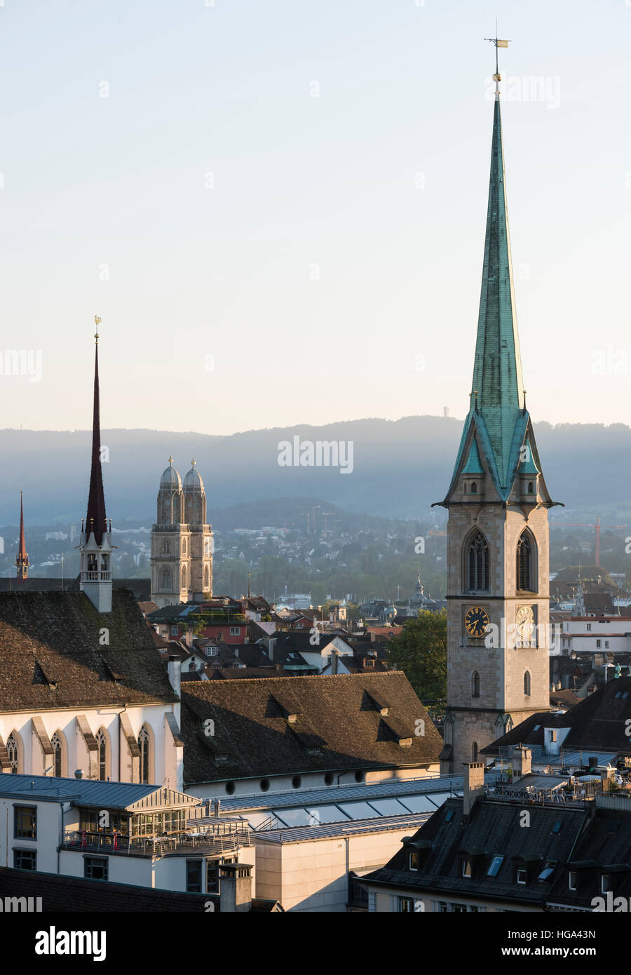 Zürich-Stadt-Panorama mit den Zwillingstürmen des Grossmünster Kathedrale und Predigerkirche in der untergehenden Sonne. Stockfoto