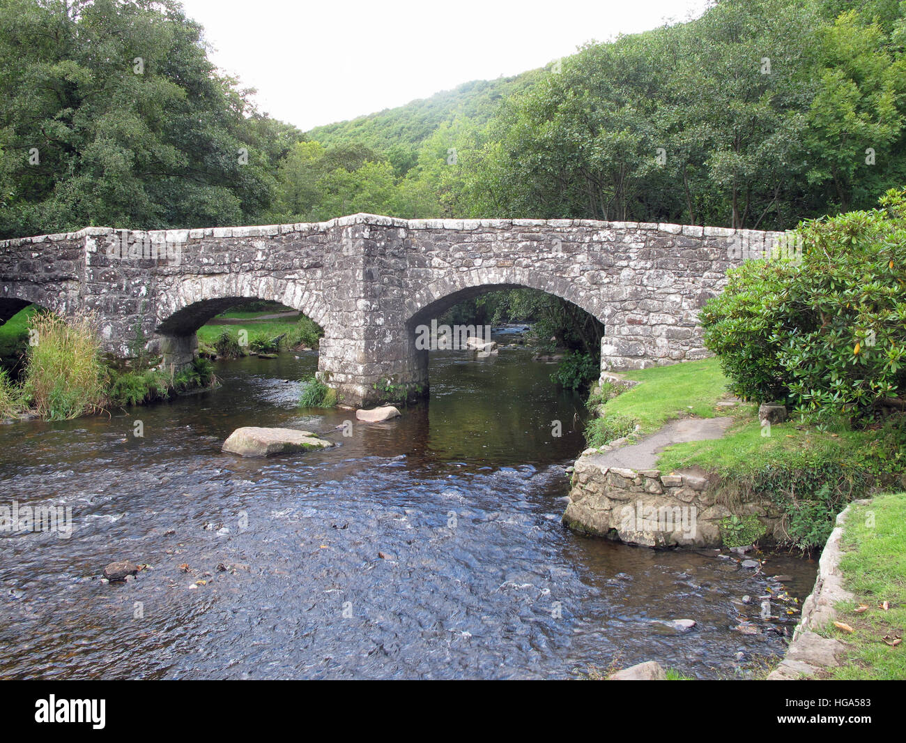 Alte steinerne Brücke über einen Fluss im Exmoor National Park, Englamd Stockfoto