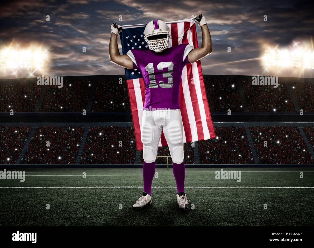 Football-Spieler mit einer rosa Uniform und eine amerikanische Flagge auf einem Stadion. Stockfoto