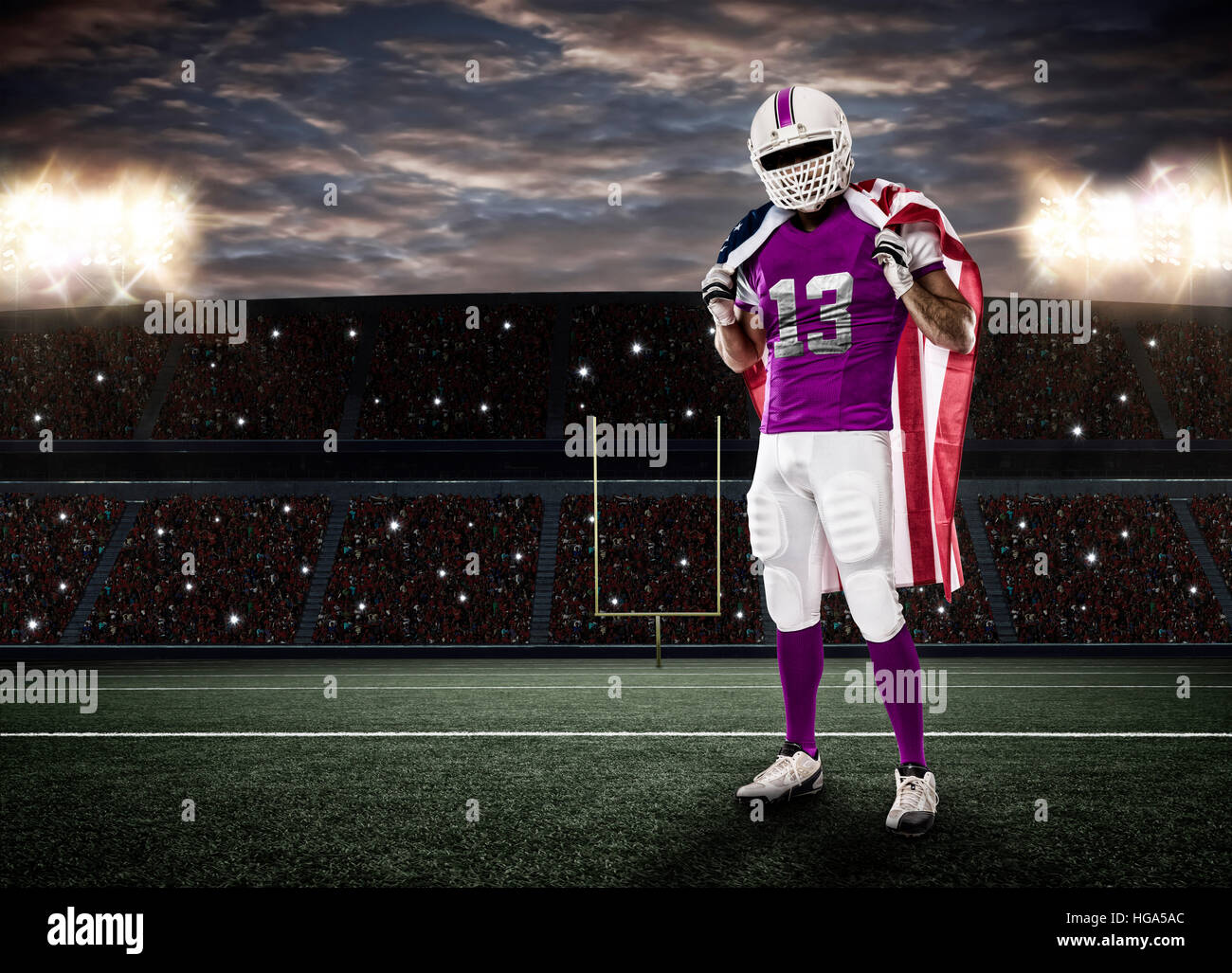 Football-Spieler mit einer rosa Uniform und eine amerikanische Flagge auf einem Stadion. Stockfoto
