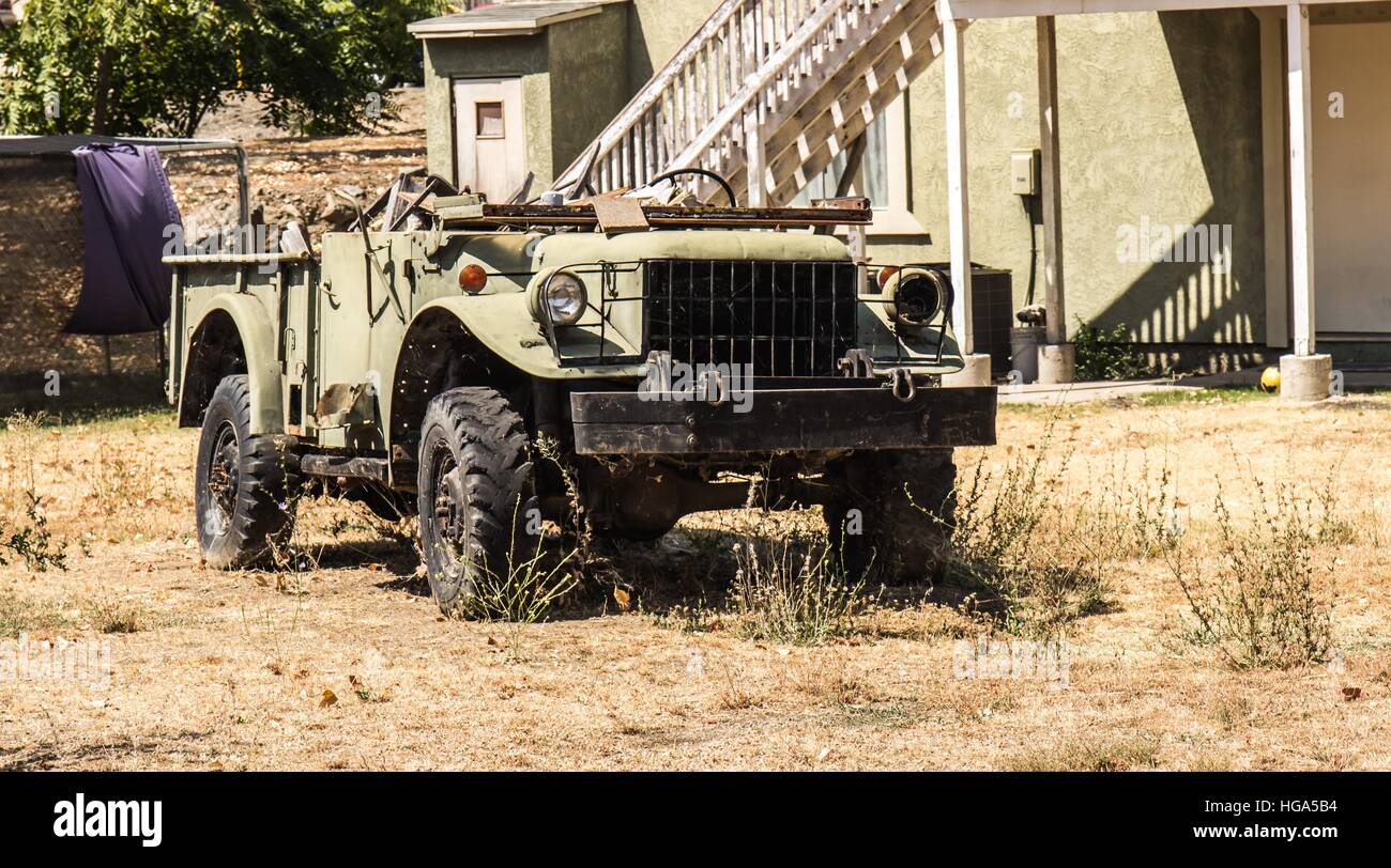 Vintage Militärfahrzeug für schleppen Papierkorb verwendet Stockfoto