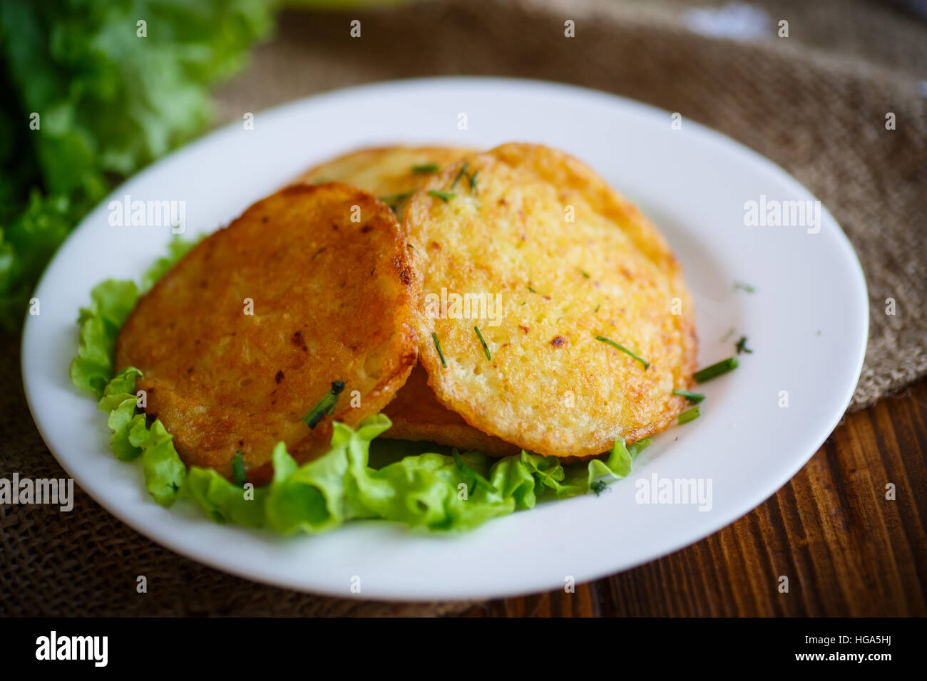 Gebratene Kartoffel-Pfannkuchen mit dill Stockfotografie - Alamy