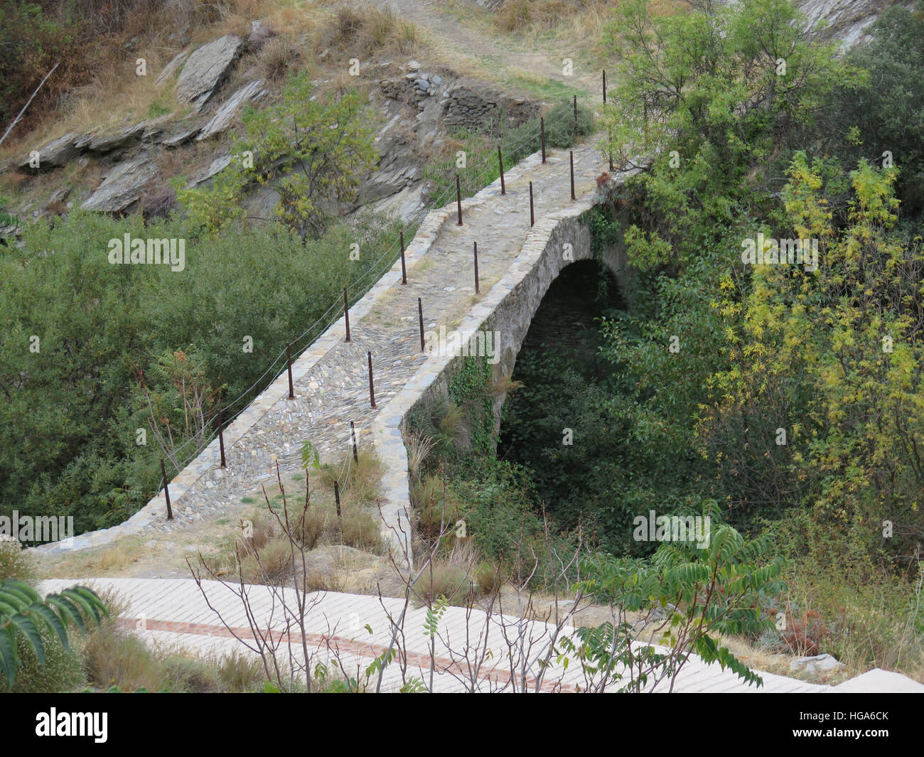 Antike römische Brücke in der Schlucht außerhalb Dorf von Mecina Bombaron in Alpujara, Spanien Stockfoto