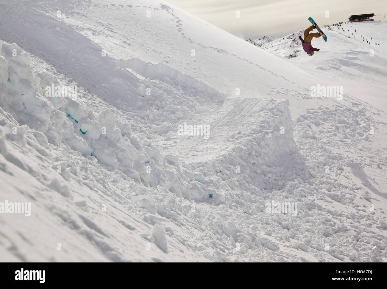 Ein Snowboarder trifft einen Sprung und macht einen Backflip am Cerro Catedral In Argentinien Stockfoto