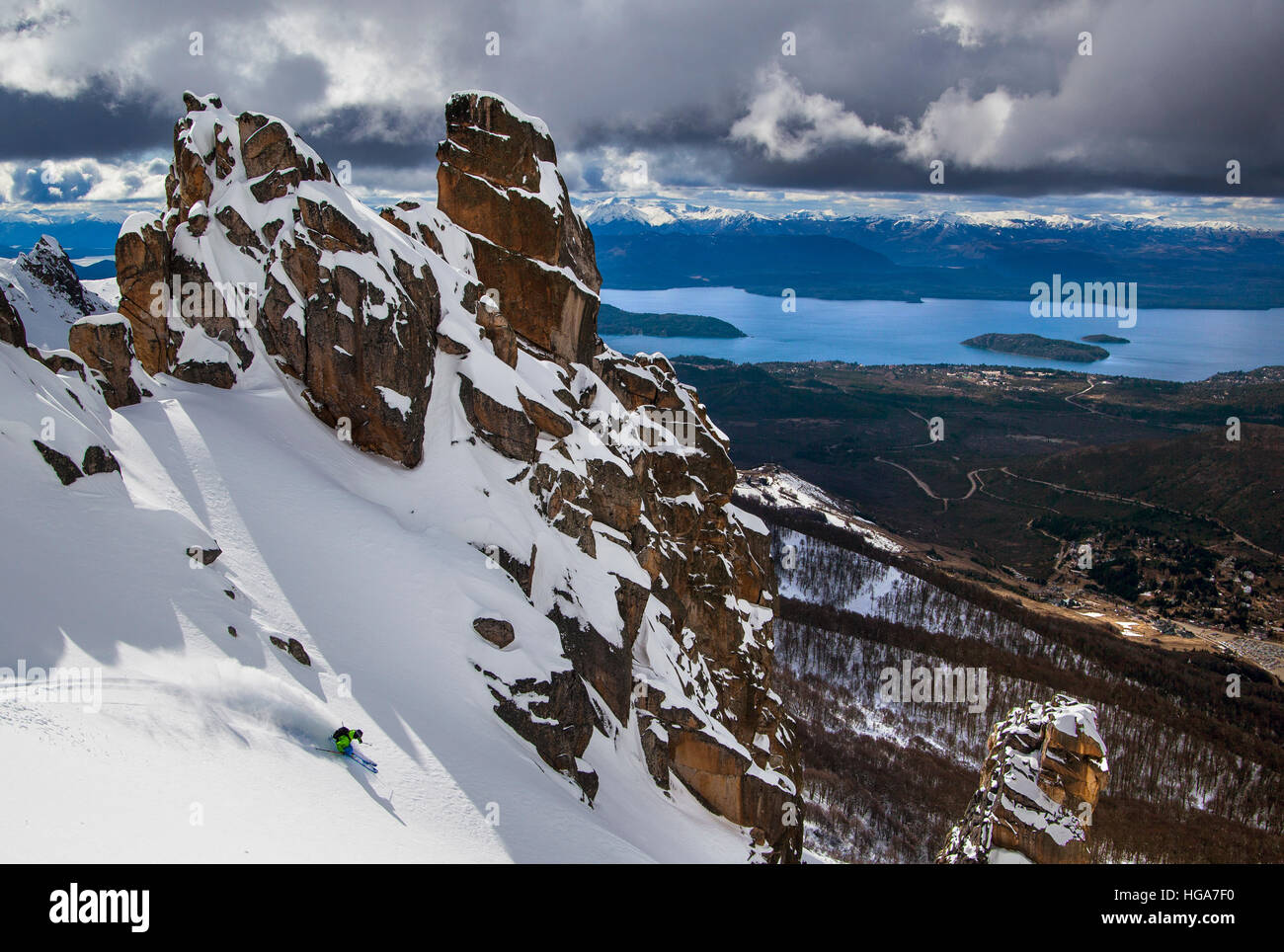 Ein Mann, Skifahren im Hinterland von Cerro Catedral, Argentinien Stockfoto