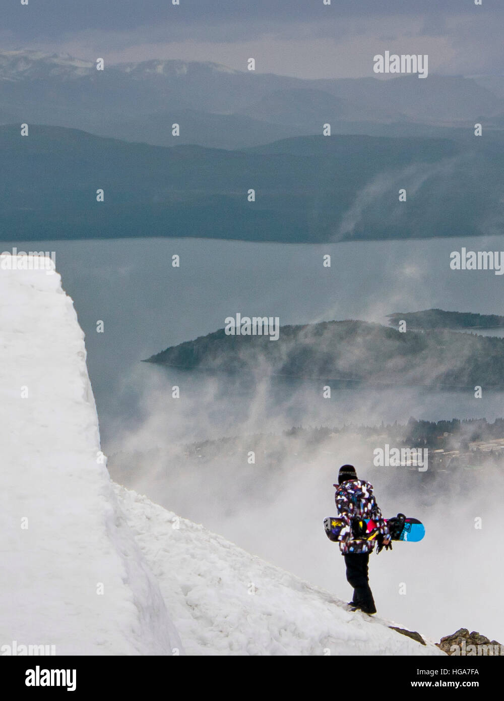 Ein Snowboarder auf verschneiten Landschaft am Cerro Catedral In Argentinien Stockfoto