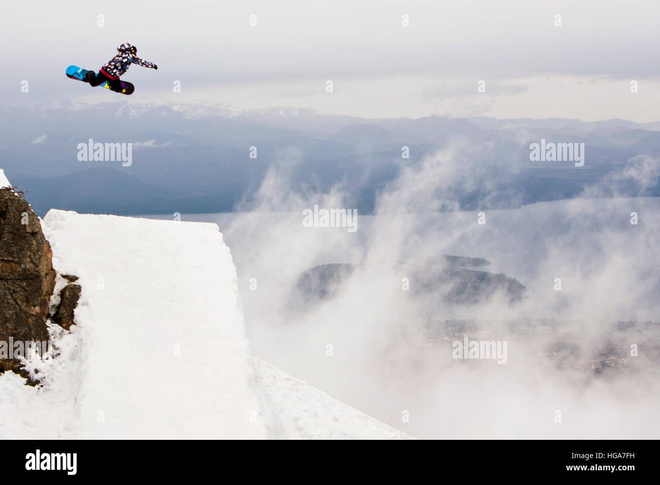 Weiblichen Snowboarder trifft einen Sprung am Cerro Catedral In Argentinien Stockfoto