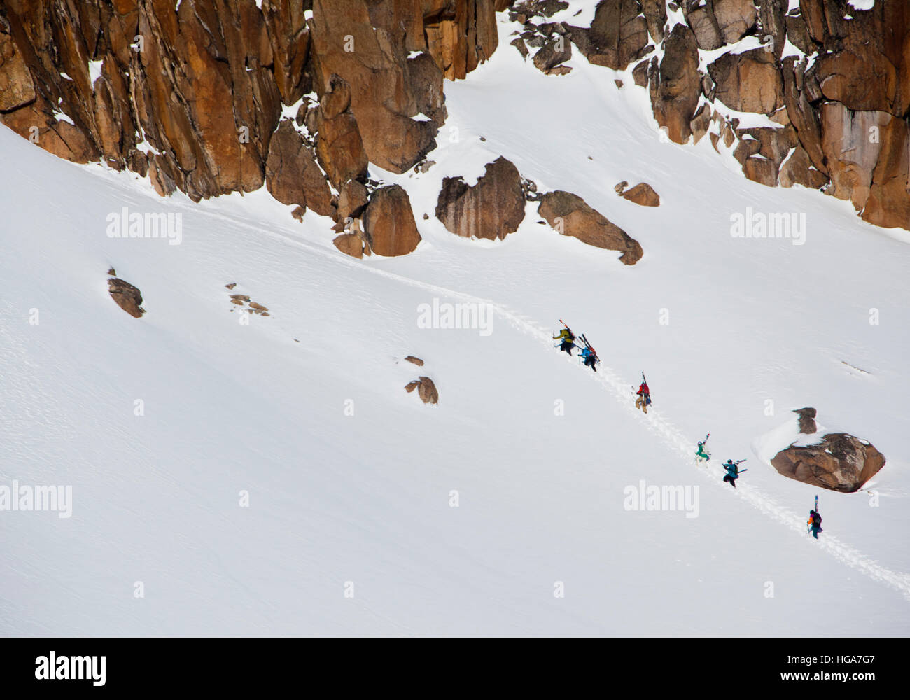 Eine Gruppe von Skifahrern Wandern an die Spitze eines Berges im Hinterland von Cerro Catedral Stockfoto