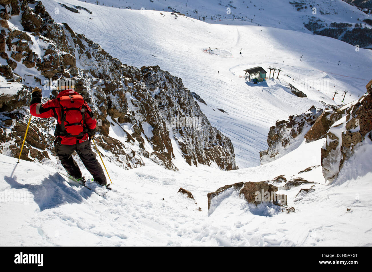 Ski Patroller Cerro Catedral, die auf der Suche nach einer Rutsche, Argentinien Stockfoto