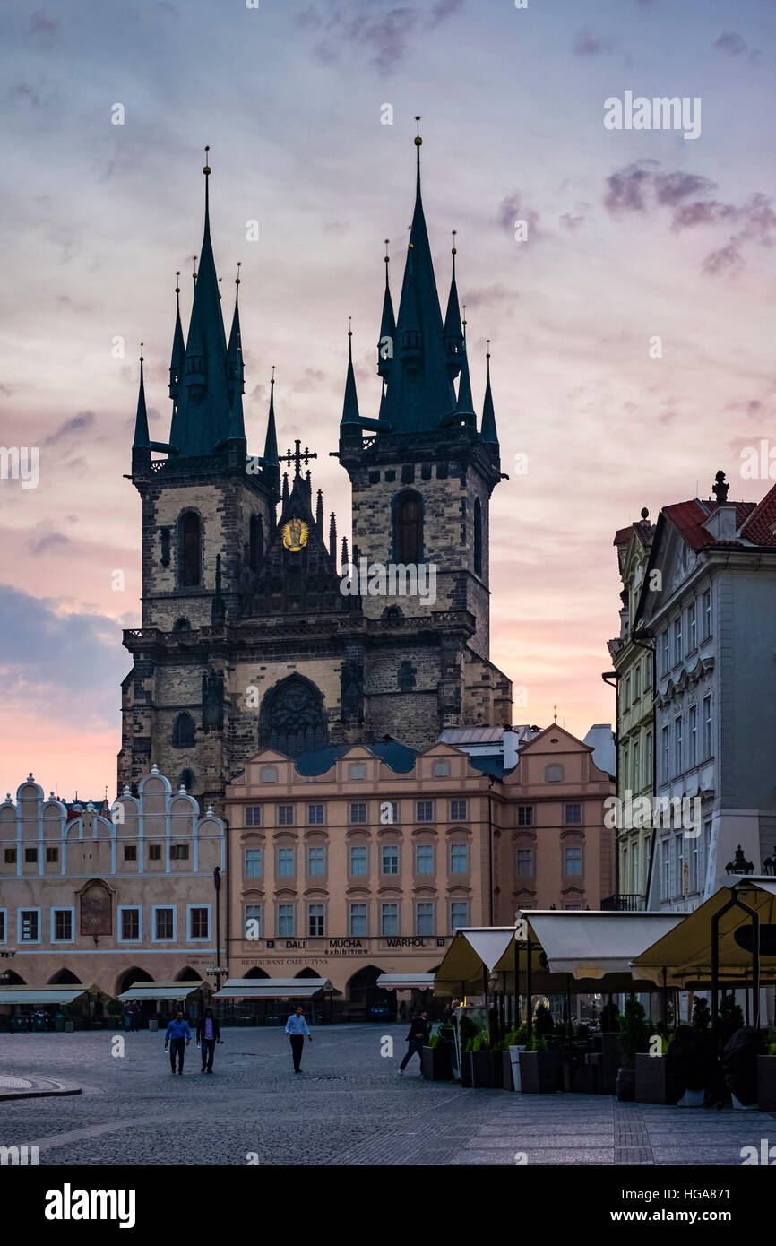 Teynkirche am Altstädter Ring in der Morgendämmerung, Tschechische Republik Stockfoto