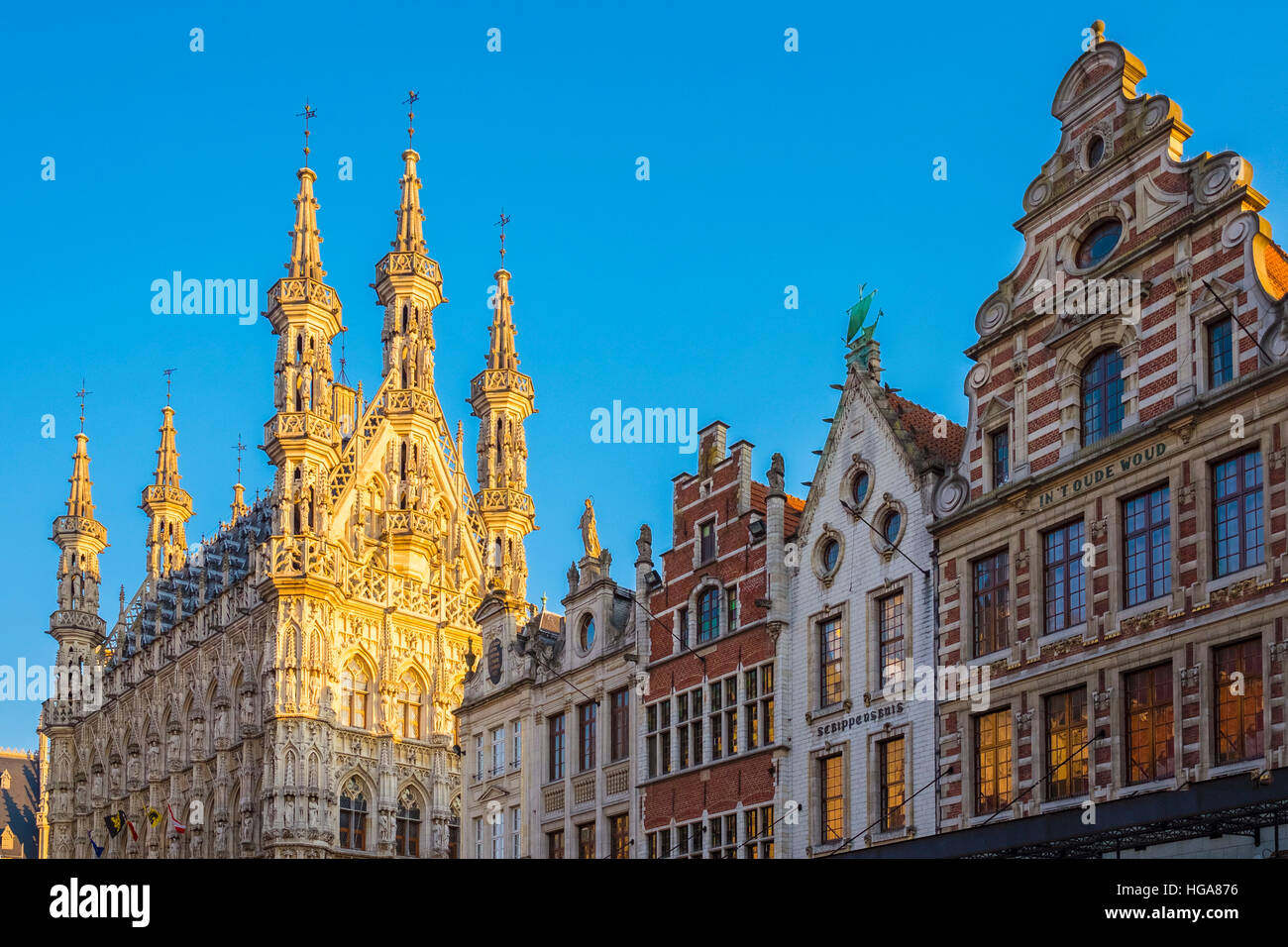 Leuven Stadhuis (Rathaus) und flämische Gebäude am Grote Markt Stockfoto