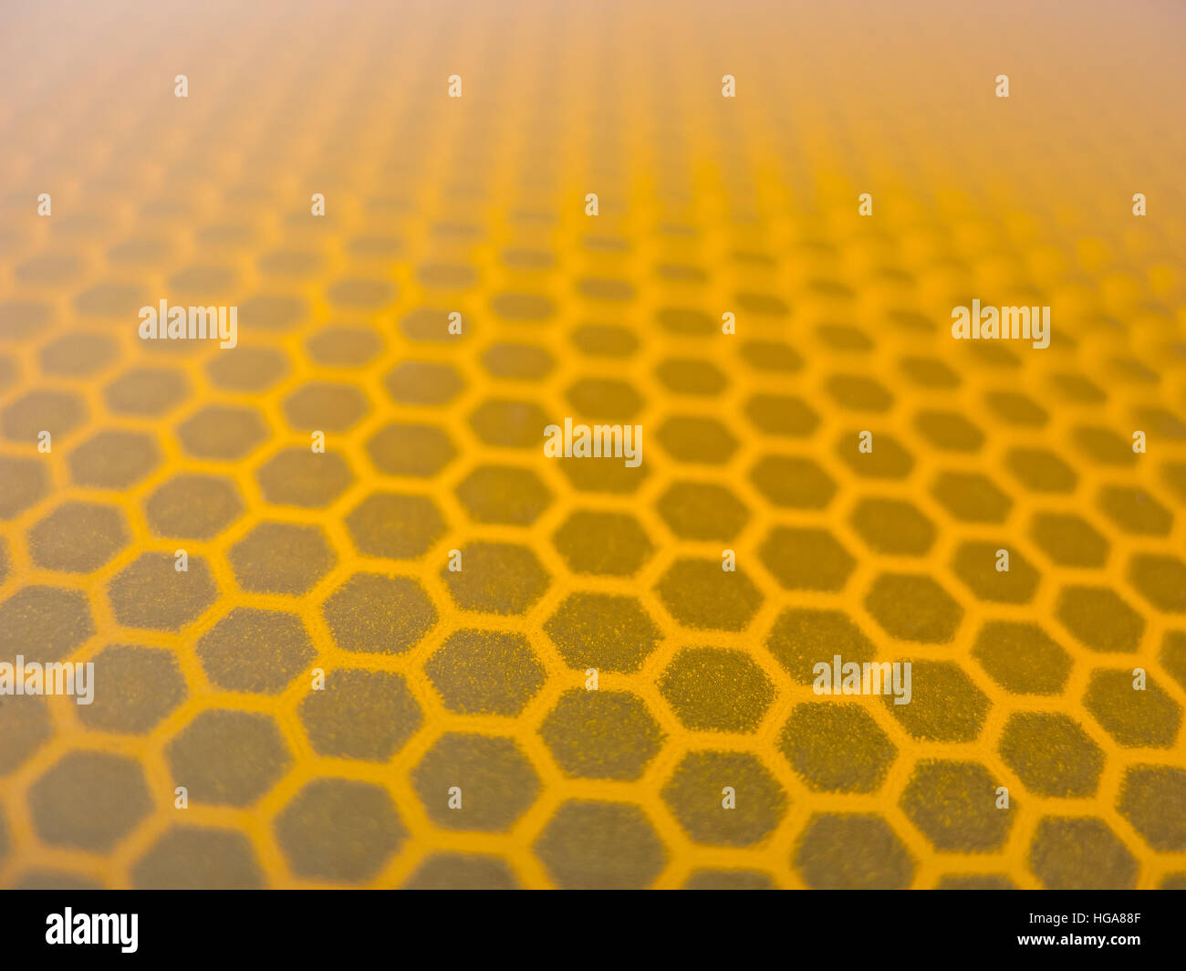 Wabe Hintergrundtextur aus einer reflektierenden Oberfläche ein Verkehrsschild Stockfoto