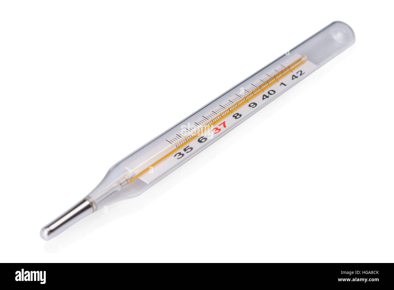 Traditionelle Thermometer mit Fokus auf hohem Fieber Temperatur isoliert auf weißem Hintergrund. Stockfoto