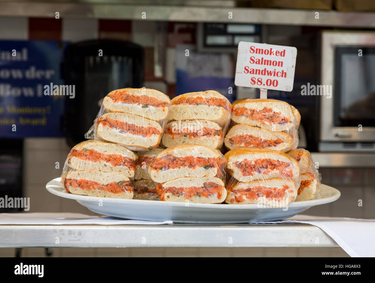 Geräucherter Lachs Sandwiches in Plastik zum Verkauf verpackt Stockfoto