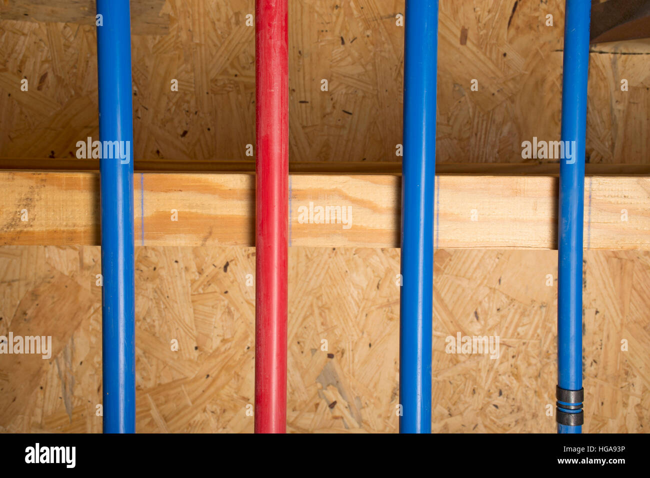 PEX-Rohre an der Kellerdecke eines Hauses angebracht. Stockfoto