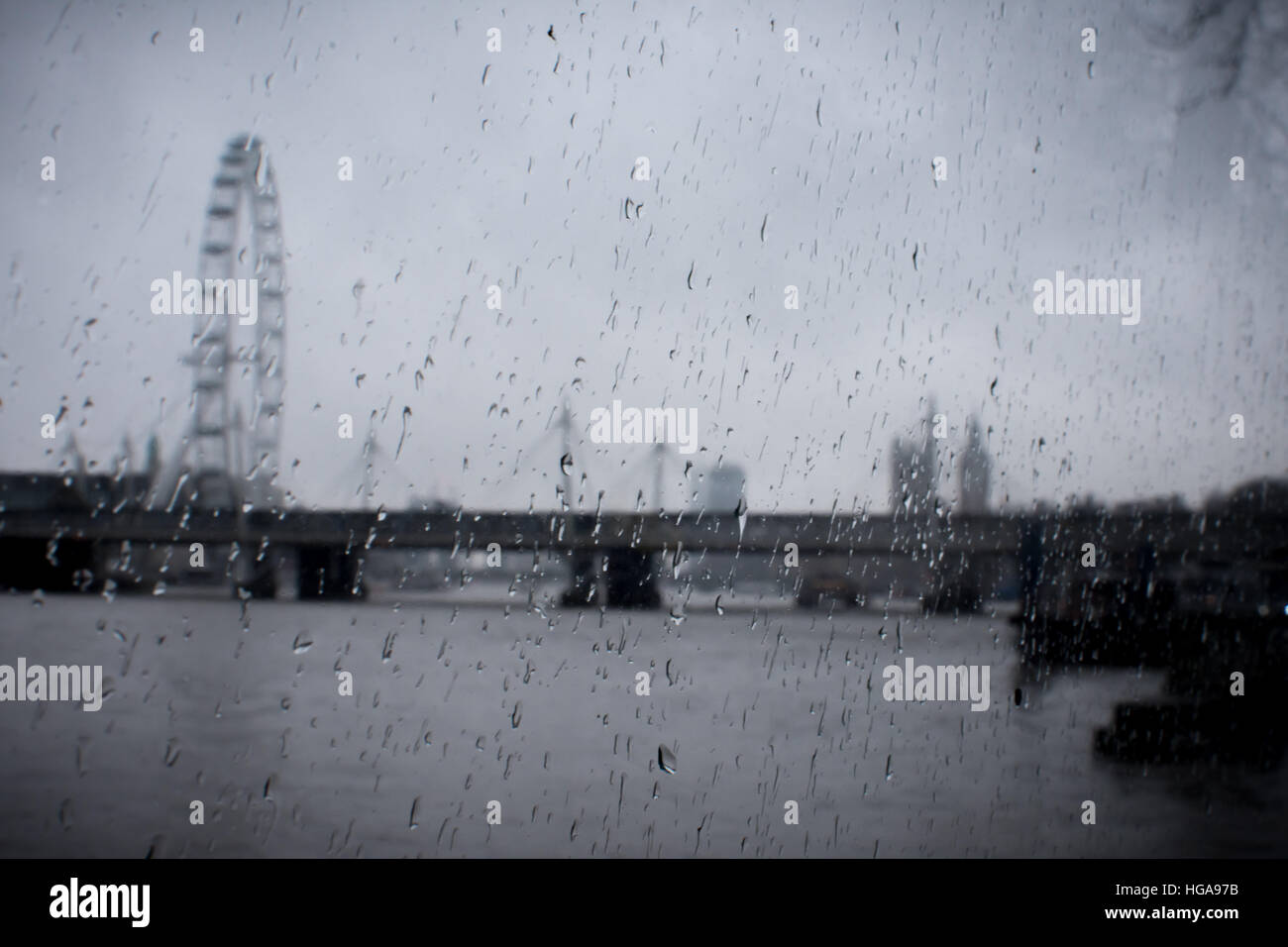 Regentropfen auf Glas mit Bewegungsunschärfe London Skyline im Hintergrund Stockfoto