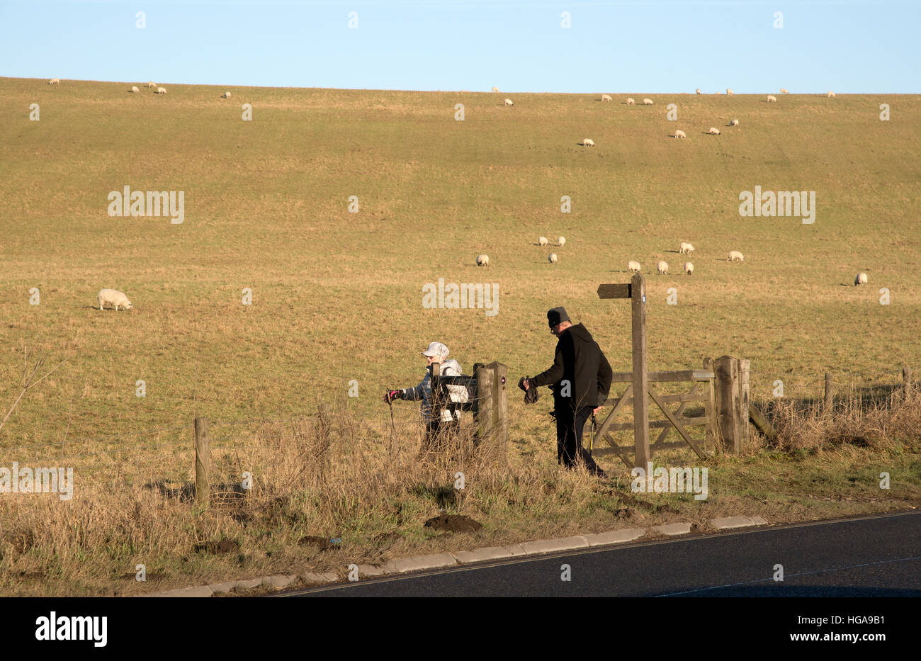Wanderer auf der Durchreise einen eingezäunten Bereich auf Ackerland in Wiltshire England UK Stockfoto
