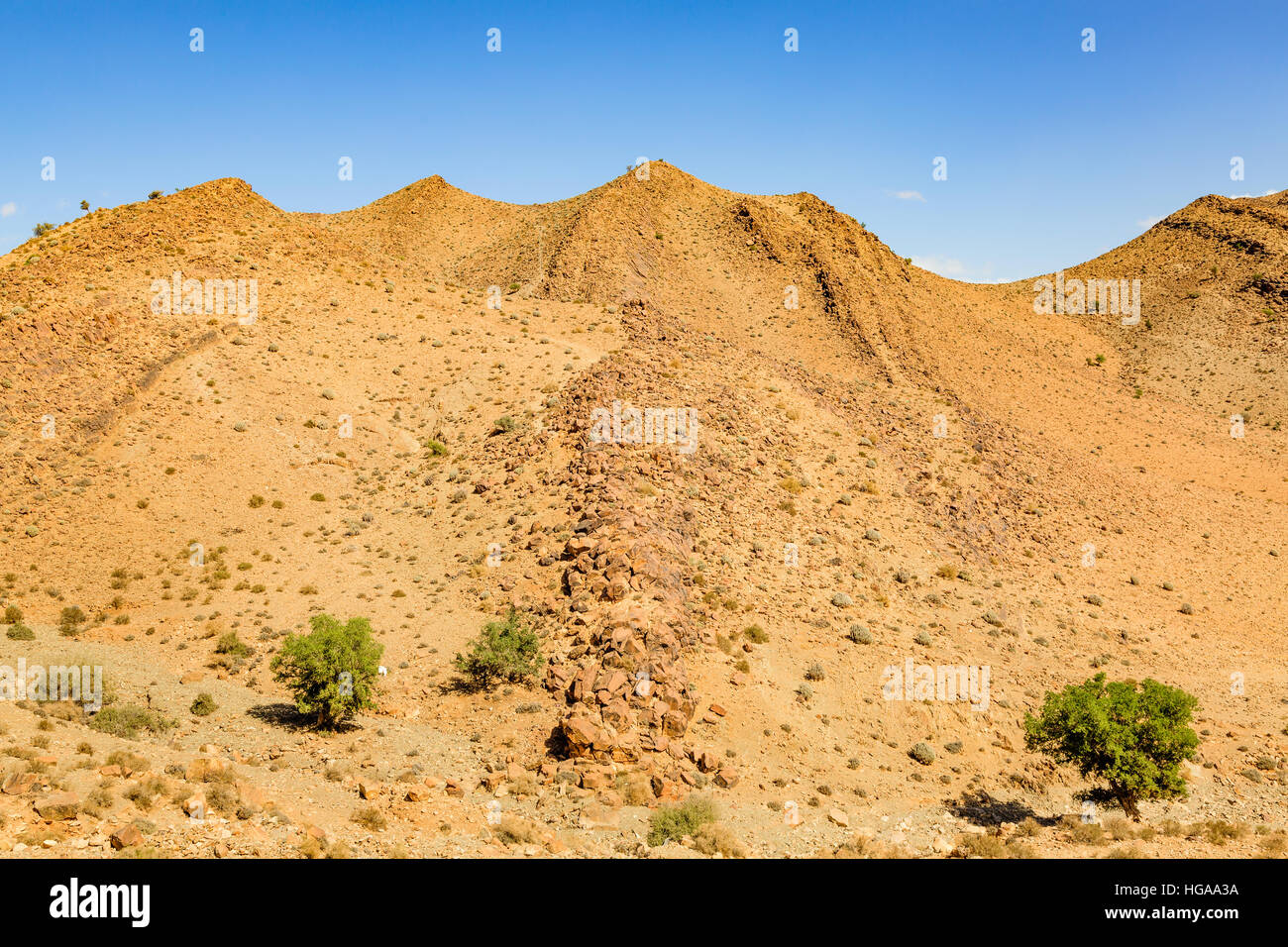 Landschaft des südlichen Marokko zeichnet sich durch Berge, Ebenen, steinigen Boden, Sand und karge Vegetation. Stockfoto