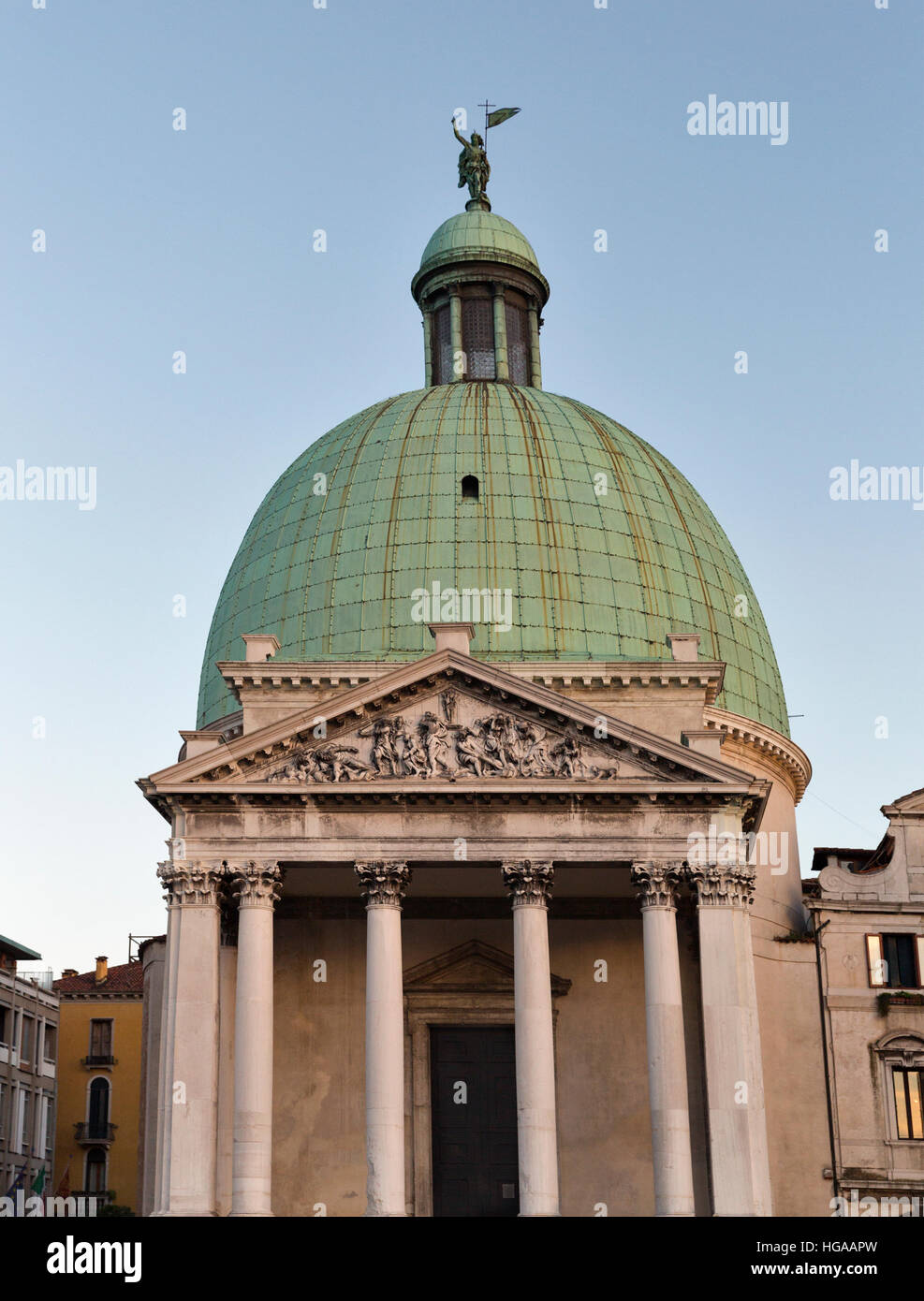 San Simeone Piccolo Kirche direkt am Canal Grande bei Sonnenuntergang in Venedig, Italien. Stockfoto