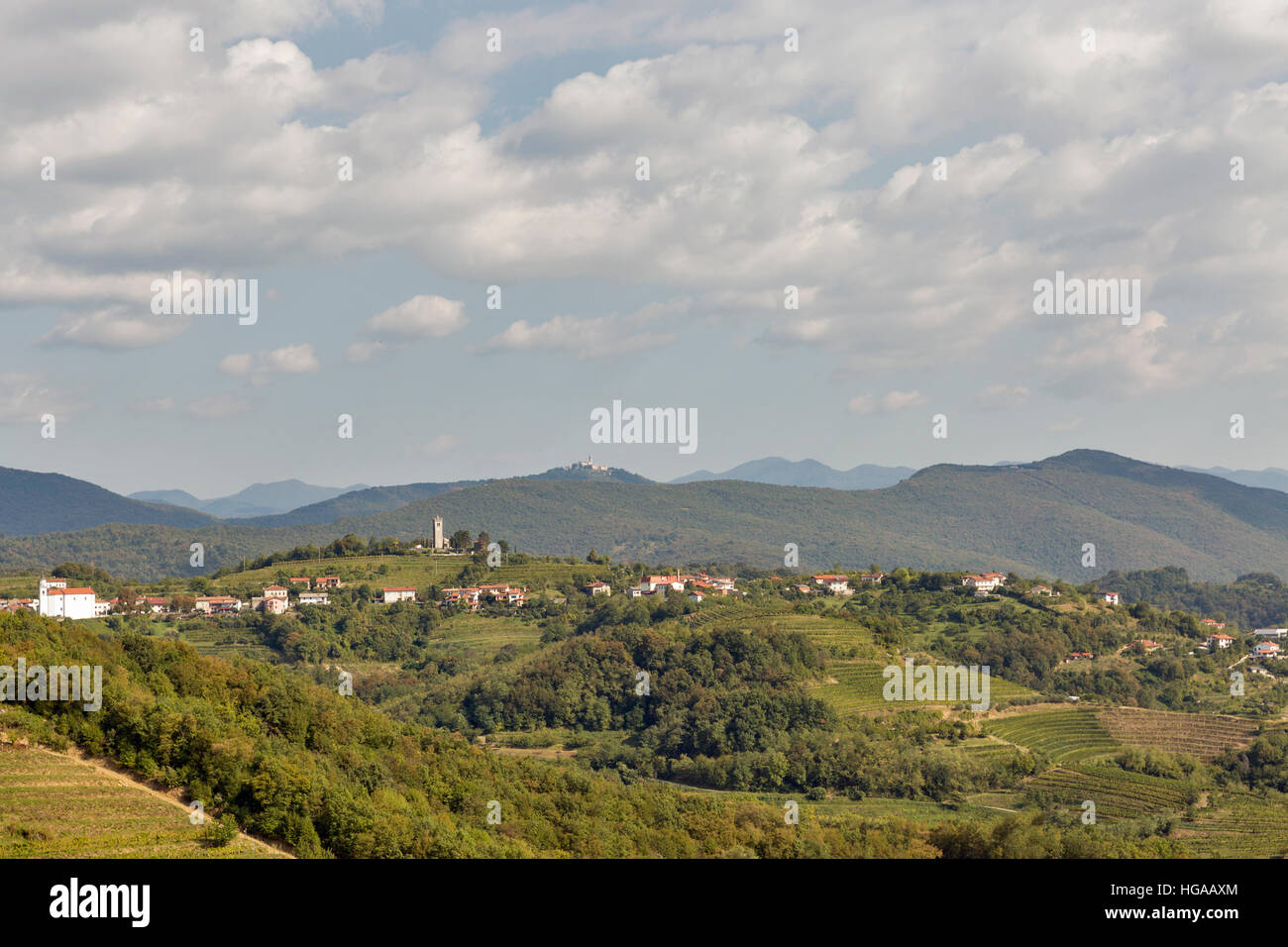 Mediterrane Landschaft mit Dorf, Weinberge, Himmel und Bergen Stockfoto