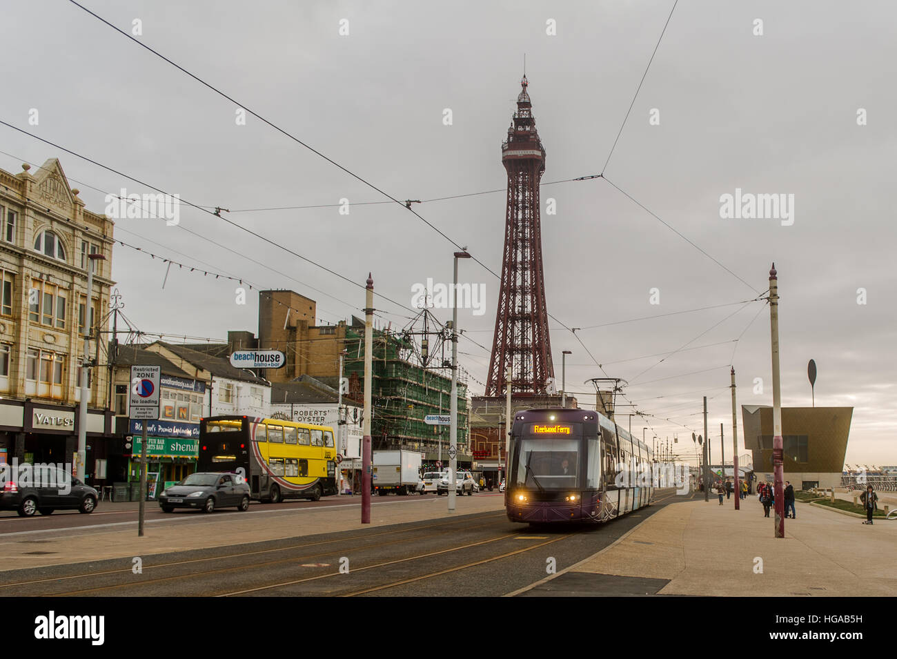 Blackpool Tram entlang der Promenade in Blackpool, Lancashire, Großbritannien mit Blackpool Tower im Hintergrund mit kopieren. Stockfoto