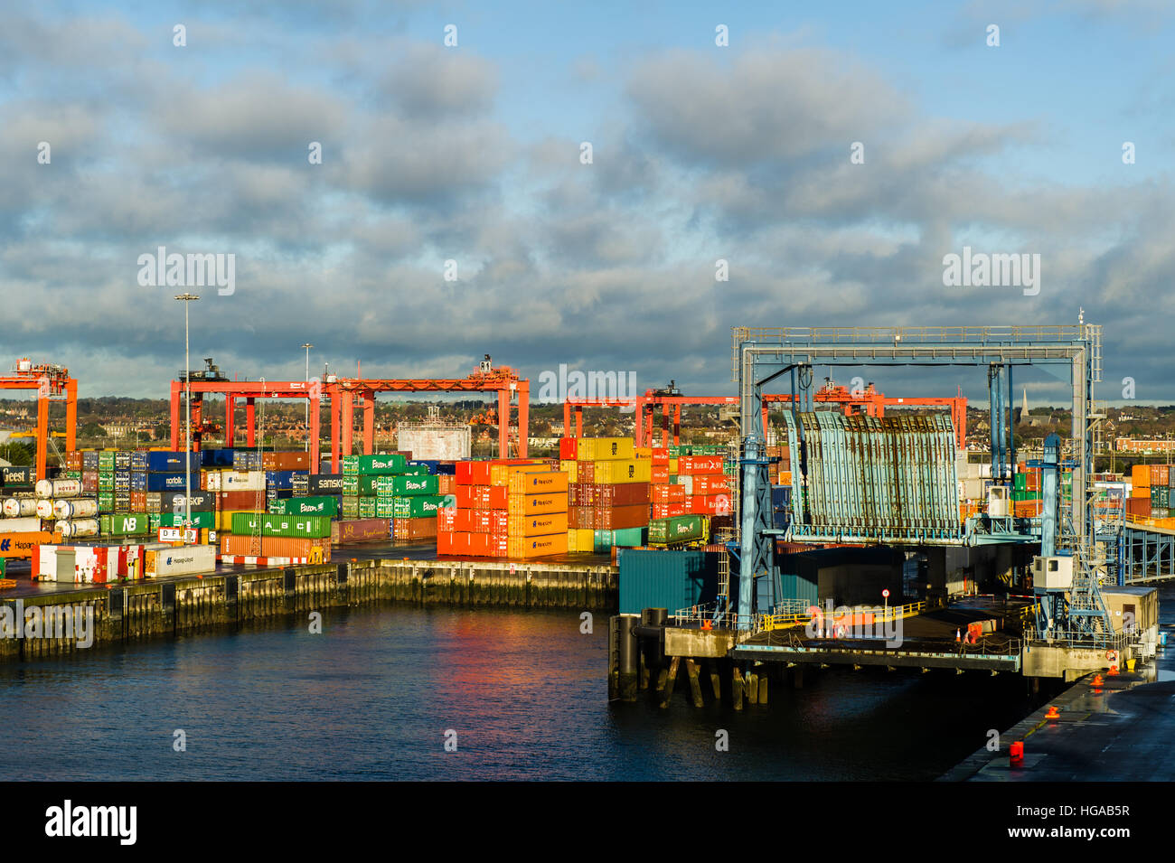 Hafen von Dublin, Dublin, Irland mit einer Autofähre Rampe, Kräne und Container mit kopieren. Stockfoto