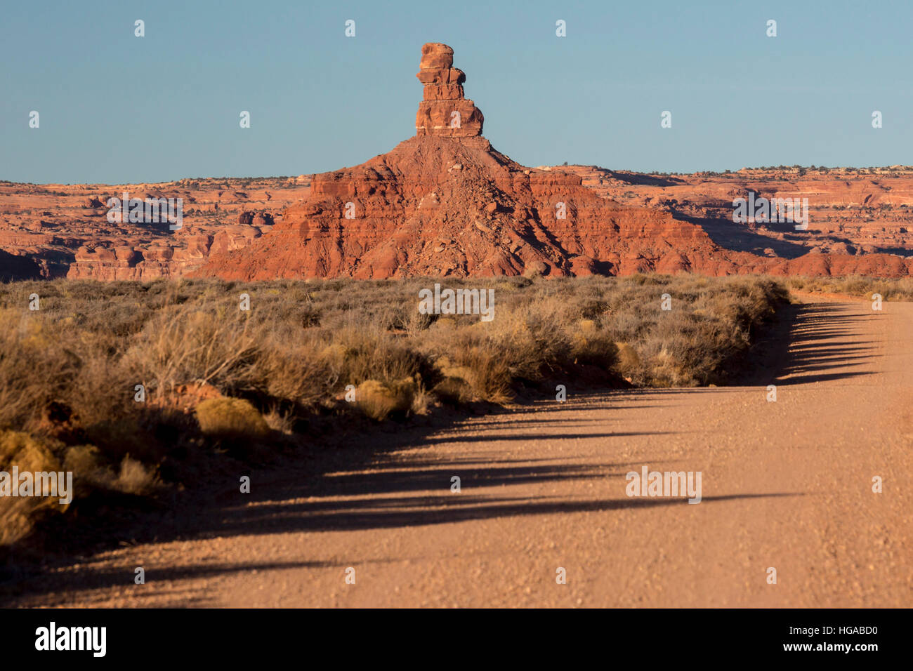 Mexikanischen Hut, Utah - Valley of the Gods in Bären Ohren National Monument. Ein 17-Mile-Feldweg schlängelt sich durch das Tal. Stockfoto