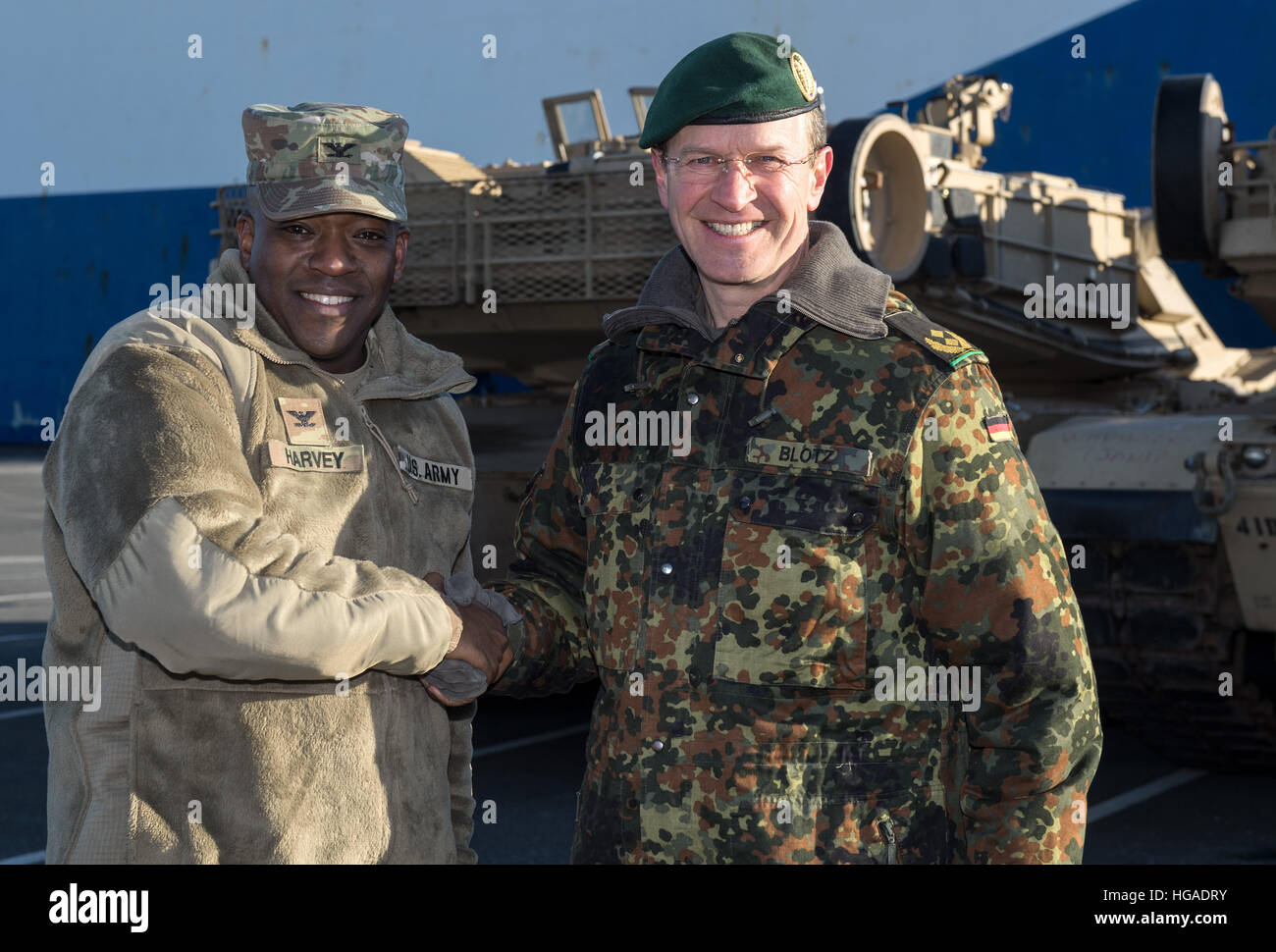Bremerhaven Deutschland 6 Januar 2017 Der Us Soldat Patrick Harvey L Und Der General Major Josef Blotz Der Deutschen Bundeswehr Gemeinsamen Support Service Show Einheit Vor Dem Transport Schiff Entschlossenheit In Bremerhaven Deutschland